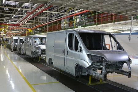 Toyota y Stellantis unen fuerzas para producir una nueva camioneta comercial que llegará en 2024; también habrá versión eléctrica