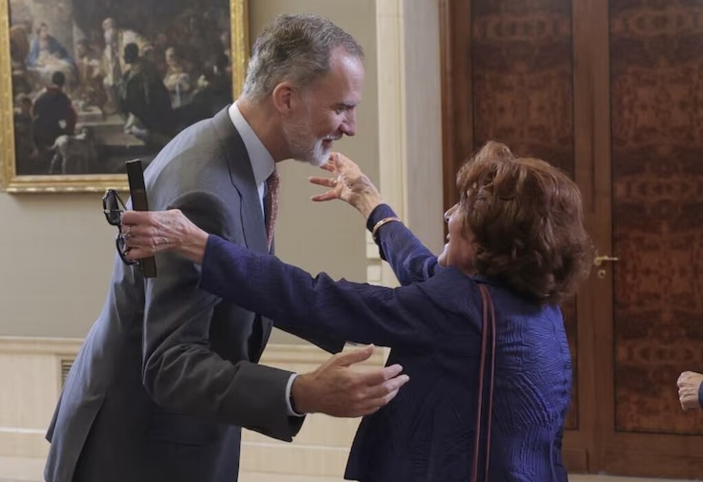El cariñoso encuentro de Felipe VI con una mujer que marcó su vida: rompe el protocolo y la abraza 