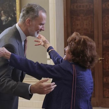 Felipe VI se lanza a los brazos de la mujer que lo cuidó en el pasado: el reencuentro con su profesora