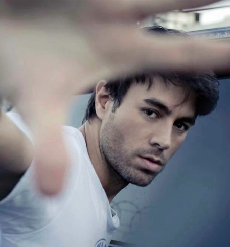 Enrique Iglesias tiene la colita mirando a Cuenca... ¡eso dice él!