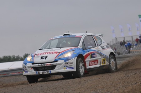 Bryan Bouffier lidera en el barro polaco. Robert Kubica arranca una rueda