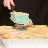 Una lasaña para revelar el sexo del bebé: esto se nos está yendo de las manos