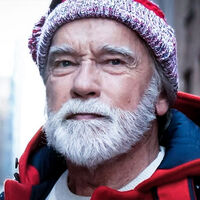 A sus 79 años, Schwarzenegger se ha ganado el derecho a hacer lo que quiera. Lo que quiere por Navidad es que le veamos de Papá Noel con Alan Ritchson