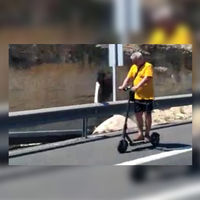 Pillado en patinete eléctrico, por el arcén de una autovía y sin casco (y ya van dos en la misma carretera)