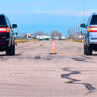 En Texas se hace todo a lo grande, como este drag entre un Lincoln Navigator Hennessey de 608 CV y uno de serie