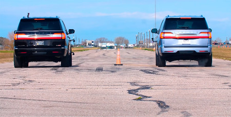 En Texas se hace todo a lo grande, como este drag entre un Lincoln Navigator Hennessey de 608 CV y uno de serie