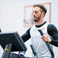 ¡Titánico! Dos días después de fracturarse la clavícula Andrea Dovizioso ya se machaca en el gimnasio