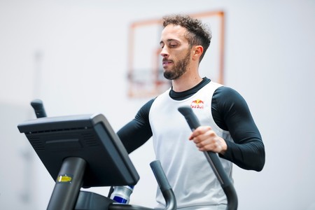 ¡Titánico! Dos días después de fracturarse la clavícula Andrea Dovizioso ya se machaca en el gimnasio