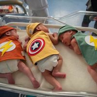 Los bebés ingresados en la UCIN del hospital Clinic de Barcelona se visten de superhéroes para celebrar el Carnaval