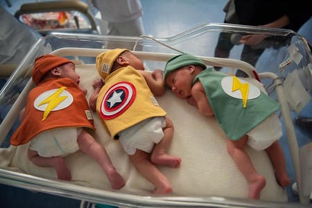 Los bebés ingresados en la UCIN del hospital Clinic de Barcelona se visten de superhéroes para celebrar el Carnaval
