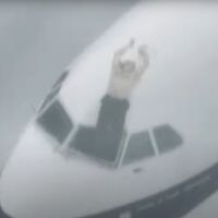 En 1990 un piloto fue succionado por la ventanilla de la cabina a 5.000 metros. Sobrevivió porque le sujetaron por los tobillos durante 20 minutos