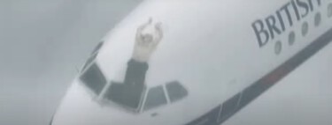 En 1990 un piloto fue succionado por la ventanilla de la cabina a 5.000 metros. Sobrevivió porque le sujetaron por los tobillos durante 20 minutos