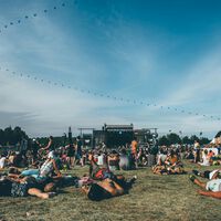 El outlet de Adidas liquida la camiseta perfecta para llevar de festivales este verano 2025: fresca, retro y va con todo