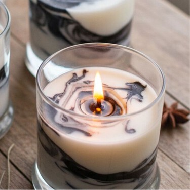 Vela marmoleada para regalar o decorar: hazla en casa con materiales económicos con los pasos de Luz Blanchet