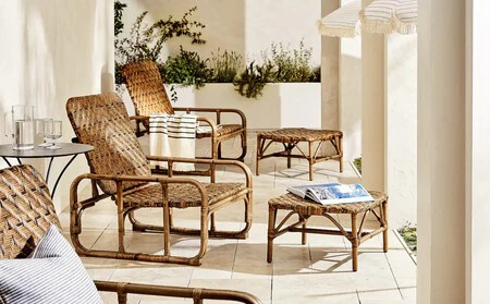 Las últimas novedades de exterior de Zara Home; sillones y sombrilla retro y juegos de mesa para la piscina o playa