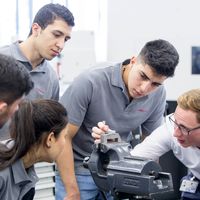 De huir de la guerra a trabajar en Porsche, o cómo algunos refugiados han encontrado la paz fabricando coches