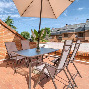 Lidl vende las luces solares más prácticas para el balcón o la terraza: se encienden solas y se colocan en la barandilla  