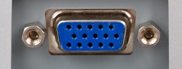 Ni en Japón los quieren ya. Uno de los últimos fabricantes de hardware que usaba estos conectores para tarjetas gráficas les ha dado carpetazo 