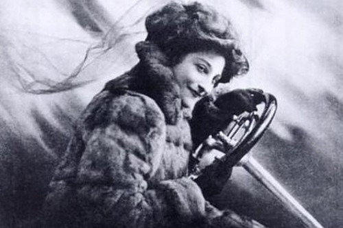 Cuando la mujer más rápida de la Tierra inventó los retrovisores: "Si conduces sola, es aconsejable llevar un pequeño revólver"