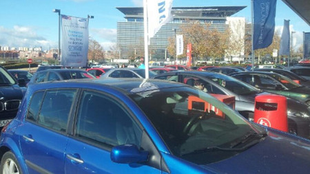 Colapsos de proporciones épicas motivan el cierre de la gasolinera donde Samsung regalaba 50 euros
