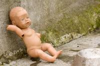 Tetas no, pero el maltrato a un bebé sí puede aparecer en Facebook