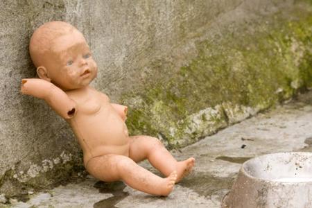 Tetas no, pero el maltrato a un bebé sí puede aparecer en Facebook