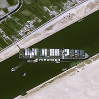 Principio del fin de la odisea en el canal de Suez: consiguen desencallar el Ever Given parcialmente