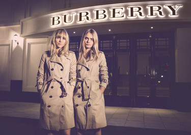 Cara Delevingne y Suki Waterhouse de fiesta con Burberry en Shangai