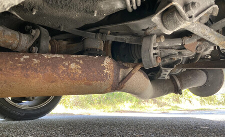 Un Toyota Supra Turbo de 1993 viejo y oxidado, a subasta