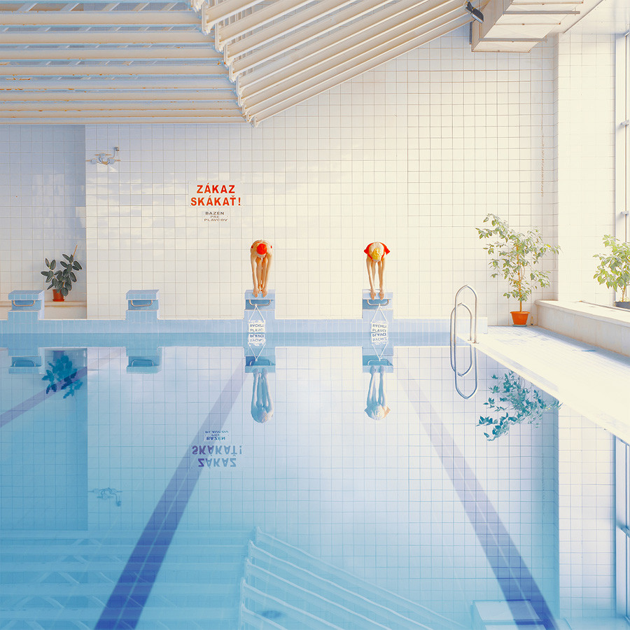 ‘Swimming pool’, Maria Svarbova, geometría y tonos pastel para retratar ...