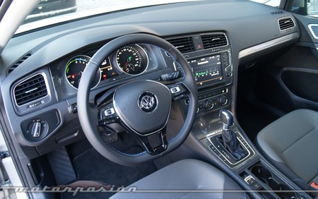Volkswagen e-Golf interior 21