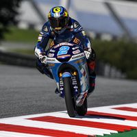 Gabriel Rodrigo vuela sobre el asfalto con aceite del Red Bull Ring para hacer la pole de Moto3