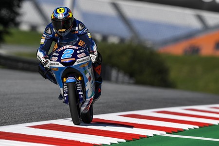 Gabriel Rodrigo vuela sobre el asfalto con aceite del Red Bull Ring para hacer la pole de Moto3