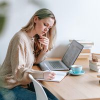 Hacienda acelera la eliminación del IVA para los autónomos que ganen menos de 85.000 euros  