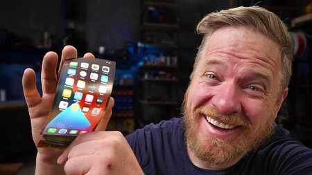 Un YouTuber conecta una pantalla flexible a su iPhone y nos muestra cómo podría ser un iPhone plegable