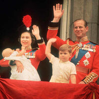 Isabel II, la primera de la realeza británica que quiso a su marido presente en el parto, allá por los 60   