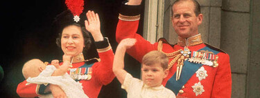 Isabel II, la primera de la realeza británica que quiso a su marido presente en el parto, allá por los 60   