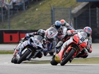 Leon Camier enseña las garras en el Campeonato del Mundo de Superbikes