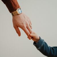 Triple filiación: una jueza otorga a un niño el derecho de tener dos padres tras la muerte de la madre: su padre biológico y su padre de crianza