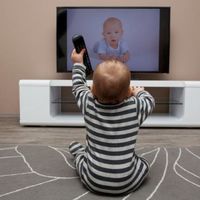 ¿Pones demasiado alto el volumen de la televisión? Podría afectar al desarrollo del habla de tu bebé