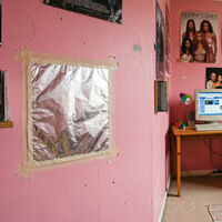 Si sospechas que tienes humedades en la pared, hay un aliado que te puede ayudar a comprobarlo: el papel de aluminio