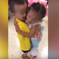 Eran mejores amigos en un orfanato en China, fueron adoptados y ahora son vecinos 