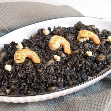 Risotto negro: una receta cremosa, fácil y espectacular 