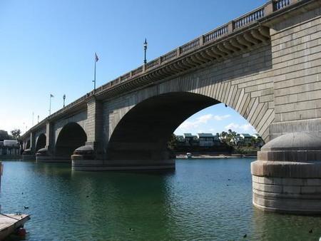 El falso Puente de Londres en Londres y el verdadero en... Arizona