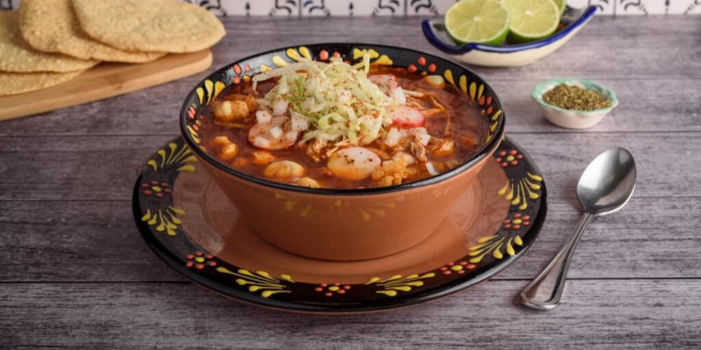 Cómo hacer pozole rojo de puerco y pollo. Receta de antojito mexicano