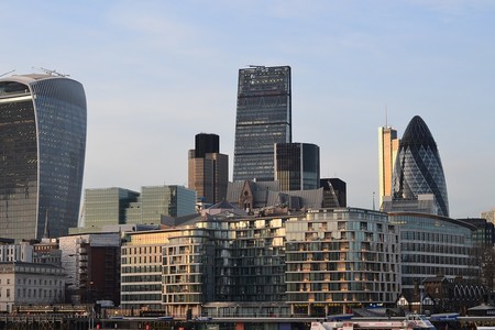 Coches a 24 km/h y prioridad peatonal: así quiere cambiar Londres la circulación en su corazón financiero