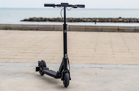 El patinete eléctrico con el que Mercedes-Benz se adentrará en la micromovilidad urbana ofrece 25 km de autonomía