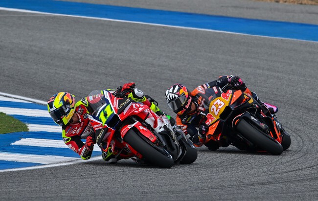 Pedro Acosta bate a Marc Márquez tras una polémica sanción en Tailandia y Marco Bezzecchi la pifia a la primera