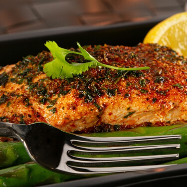 Lidl acaba de añadir a su catálogo un versátil asador para horno con tapa y se puede utilizar como parrilla 