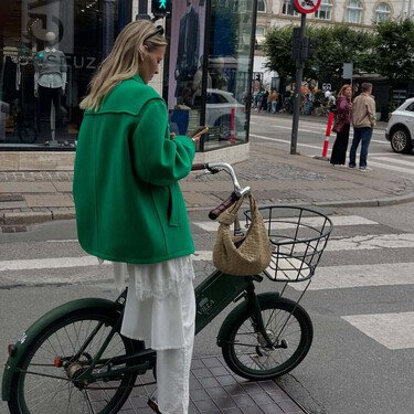 Estas son las nuevas Nike que llevan las pijas madrileñas con vestidos largos 